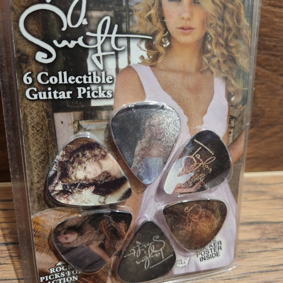 Taylor Swift Debut Album Collectable Holographic Guitar Picks - Picture 5 of 8